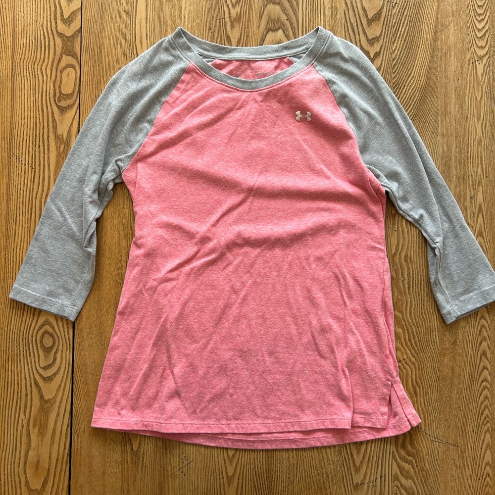 UA Women’s Shirt, 3/4 length sleeve.